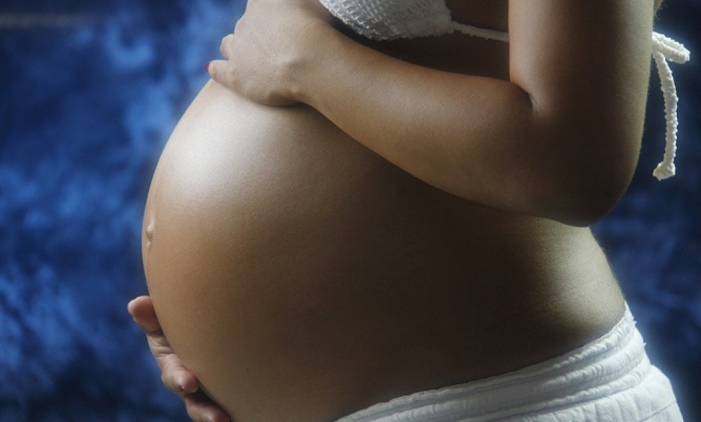 Embarazadas con COVID-19 tienen menos probabilidades de mostrar síntomas, pero mayor riesgo de ingresar en las UCI