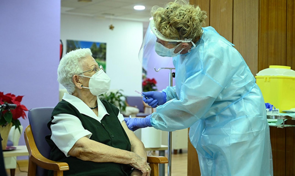 Una mujer de 96 años, Araceli Hidalgo, recibe la primera vacuna frente a la COVID-19 en España