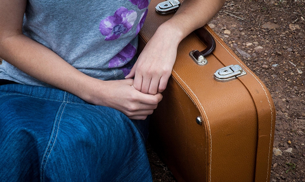 Los fisioterapeutas advierten de los riesgos de cargar de forma incorrecta maletas y bolsos en vacaciones