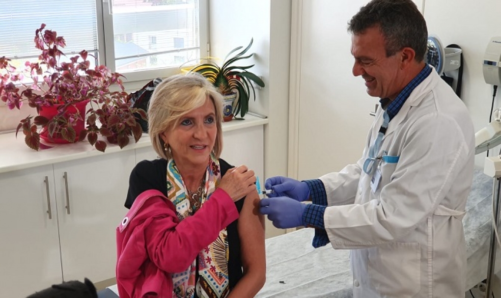 Administración y profesionales sanitarios piden a los grupos de riesgo que se vacunen contra la gripe