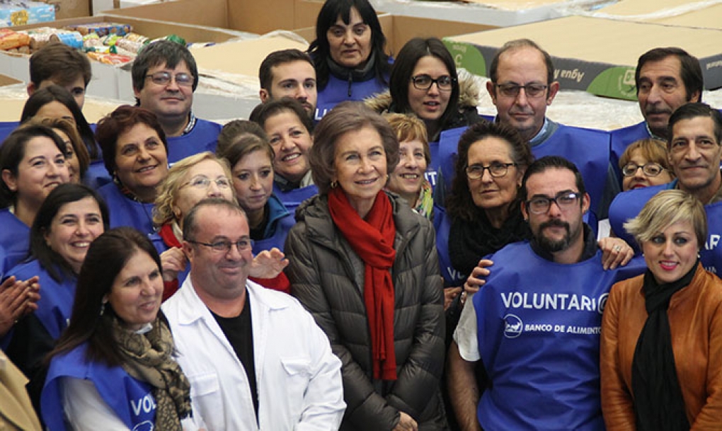 La Reina Doña Sofía agradece la labor de los voluntarios en el Banco de Alimentos de Salamanca