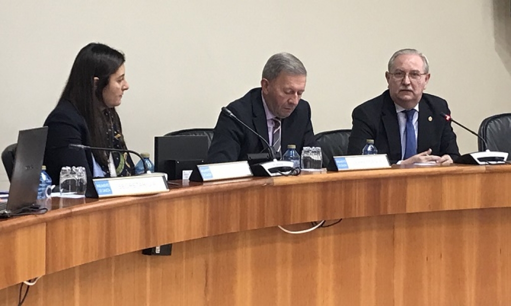 El presidente de la OMC pide un pacto nacional por los médicos durante su comparecencia en el Parlamento de Galicia